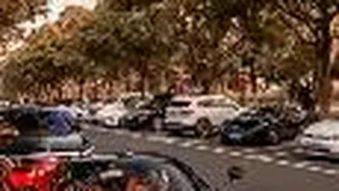 高铁商务座里，大衣哥出行豪气，三名助理随行护航